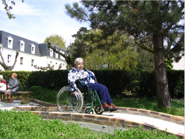 Le parcours équilibre en extérieur permet aux résidents de mettre en application les conseils du kinésithérapeute, sous son contrôle.